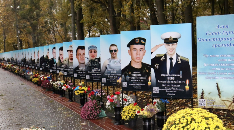 У Монастирищі неповнолітній пошкодив Алею Слави Героям
