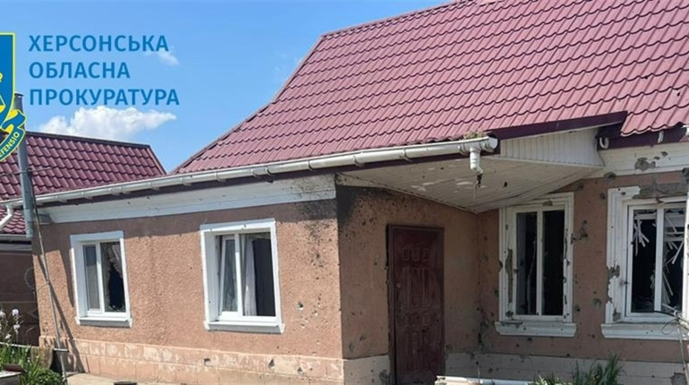 Окупанти прицільно вдарили по житловому будинку на Херсонщині: поранена маленька дитина