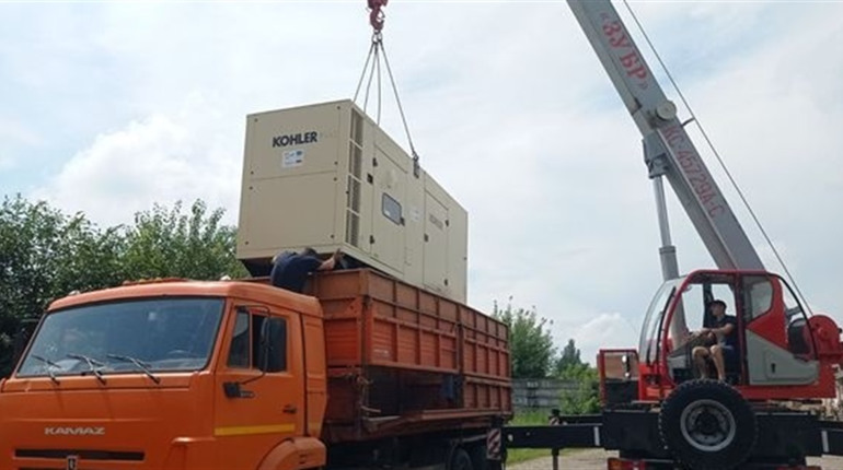 У Глухів доставили потужний генератор для "Водоканалу". Чим він допоможе місту