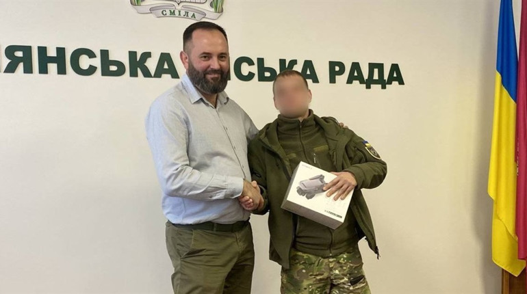 Зі Сміли військовим передали ще одну автівку і дрон