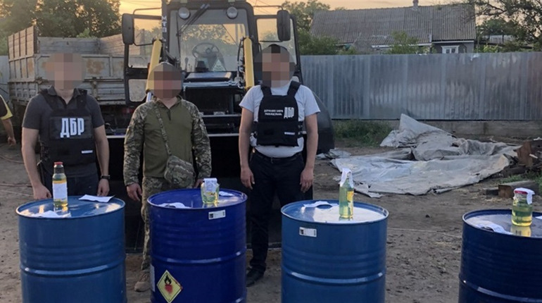 Командир взводу військової частини ППО на Одещині продавав стратегічне пальне, гроші брав собі
