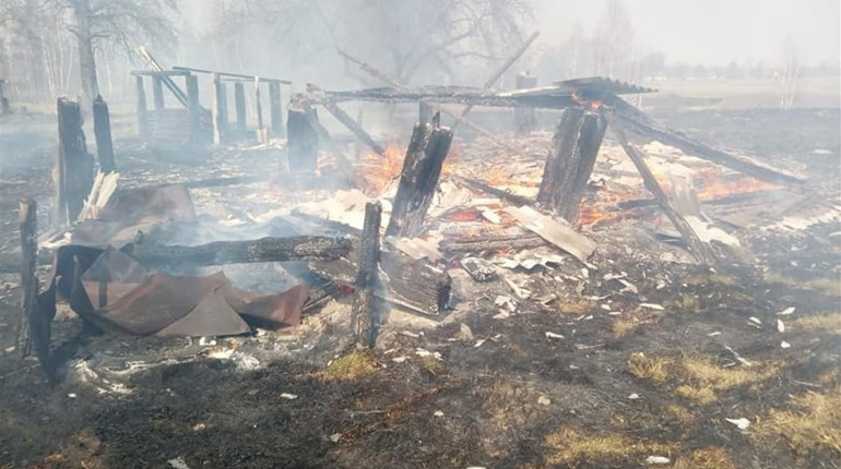 Запалила власноруч: на Сарненщині жінка ледве не згоріла у траві