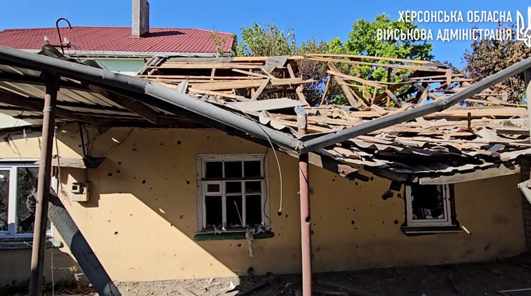 Армія рф поцілила у житлові квартали на Херсонщині: 1 людина загинула, 6 — поранені