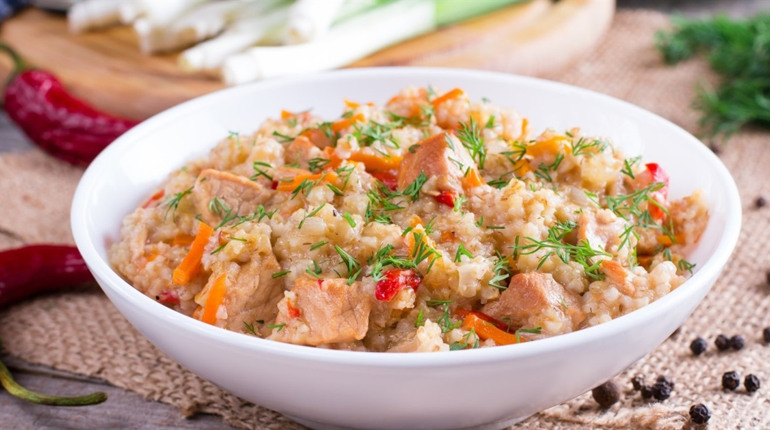 Рецепт дня: ячна каша з м’ясом та овочами на сковороді