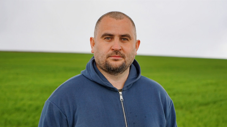«Ми не знаємо, що буде завтра. Але все одно сіємо. З надією. За 40 кілометрів від передової»
