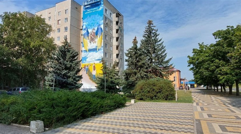 В Южноукраїнську родичі загиблого воїна створили мурал на стіні дев'ятиповерхівки