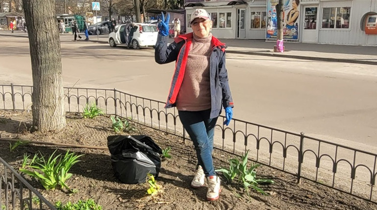 Шосткинські волонтери, які опікуються тваринами, облагородили клумбу в центрі міста