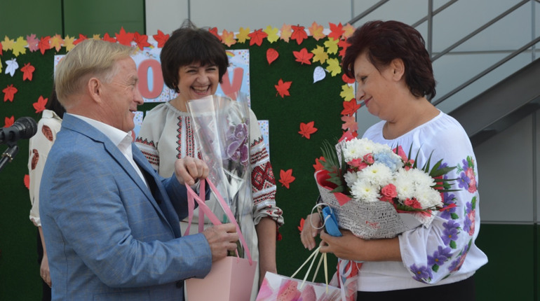 У Біляївській школі №2 завершили реконструкцію будівлі: територію не впізнати