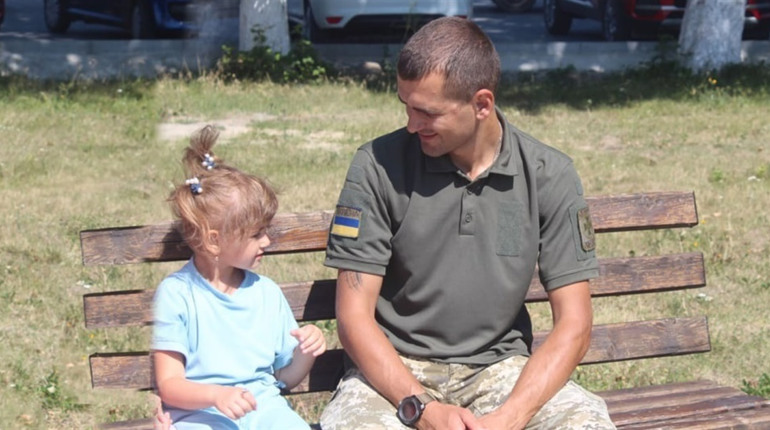 П'ятирічна городоччанка вивчила пісеньку про тата, аби підтримати його на фронті