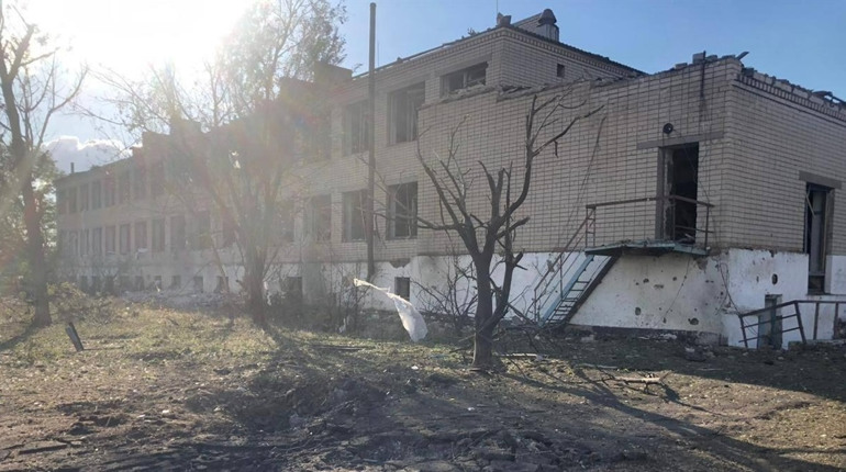 На Херсонщині російські терористи поцілили у житлові квартали та навчальний заклад