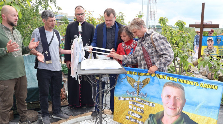 Коли стрічки з іменами знімають і додають: у Південноукраїнську молилися за повернення військових