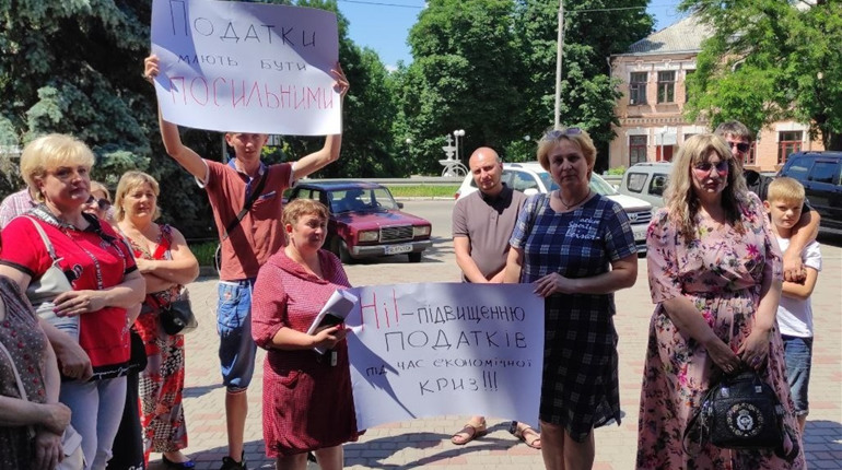 У Первомайську під міськрадою мітингували проти встановлення нових ставок податку на нерухоме майно
