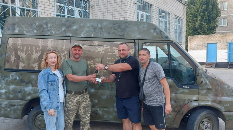 Волонтери Вараської громади передали автомобіль для військового підрозділу