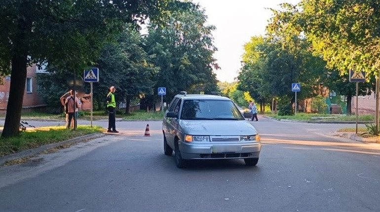 Дитина під колесами: водій легковика збив 8-річного хлопчика на пішохідному переході у Шостці