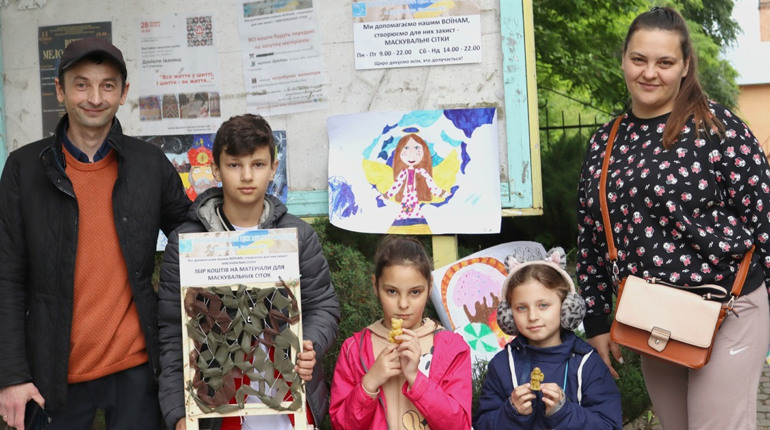 Маскувальні сітки, молитва та власноруч плетені браслети: як сім’я з Олешок волонтерить у Дрогобичі
