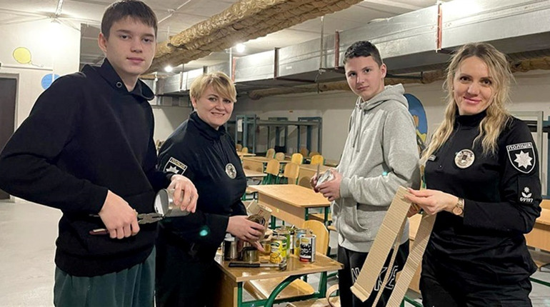 У Нетішині школярі разом з офіцерами служби освітньої безпеки виготовляють окопні свічки