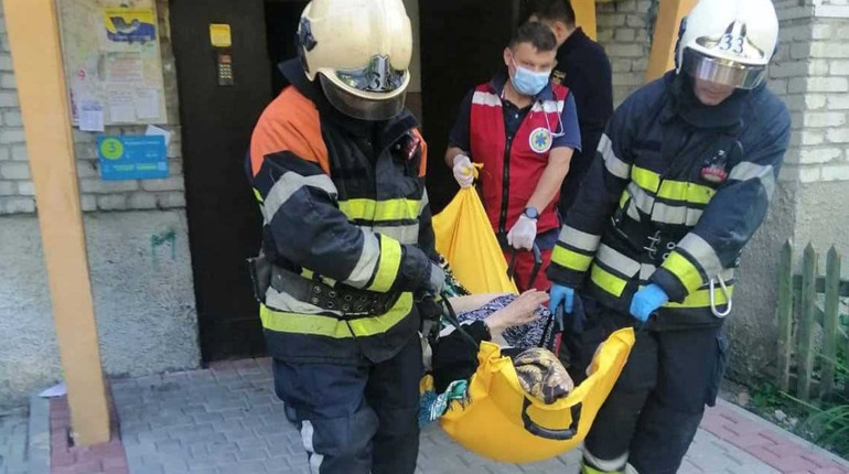 Врятували життя бабусі, яка потребувала медичної допомоги і не могла відчинити двері своєї квартири