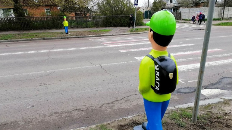 У Городку біля ліцею встановлять «хлопчика-пішохода» та «лежачого поліцейського»