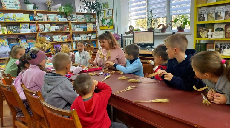 Для дітей провели майстер - клас «Диво – букети із природніх матеріалів»