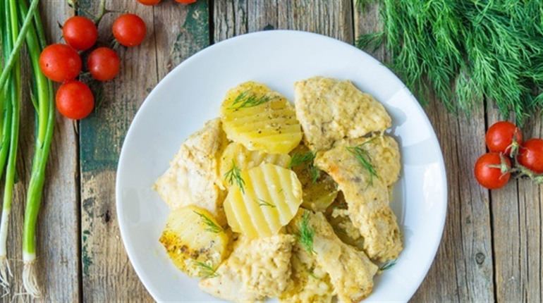 Рецепт дня: картопля з курячим філе і сиром в духовці