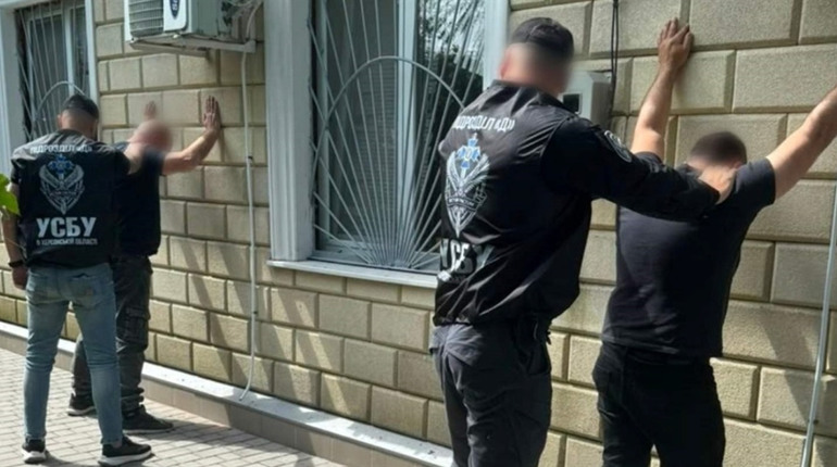 Начальника КЕВ Херсона та його підлеглого підозрюють в отриманні «відкатів» від підприємця