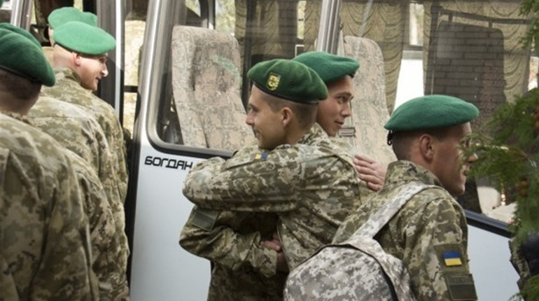Юнаків 18 та 19 років тепер не призиватимуть до армії: але обов’язкову строкову службу не відмінили