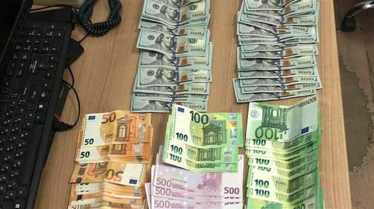 Митники Одещини запобігли незаконному переміщенню валюти на суму понад 3,8 млн грн