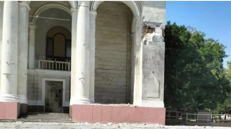 У Херсоні ворожий снаряд влучив у будівлю театру (фото)