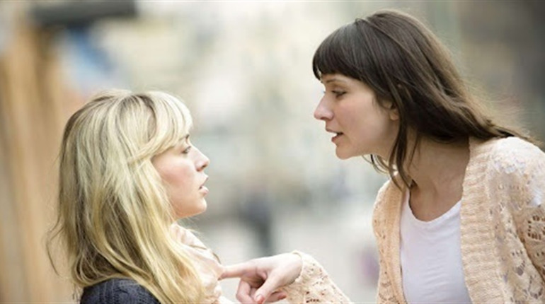 Підпалила куму в під'їзді: на Житомирщині суперечка закінчилася опіками голови та різних частин тіла