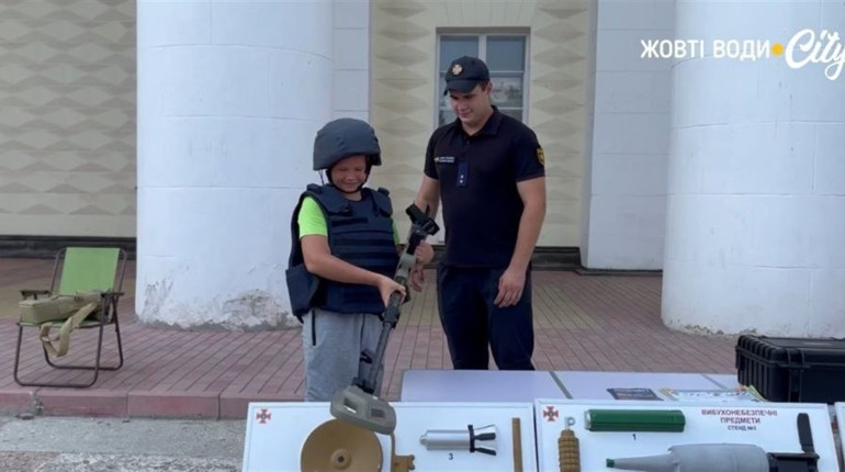 Побачили боєприпаси на власні очі: до Жовтих Вод завітав "Мобільний клас з мінної безпеки"