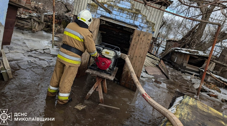 Наслідки негоди на Миколаївщині: де ситуація вже стабілізувалася, а де досі працюють рятувальники