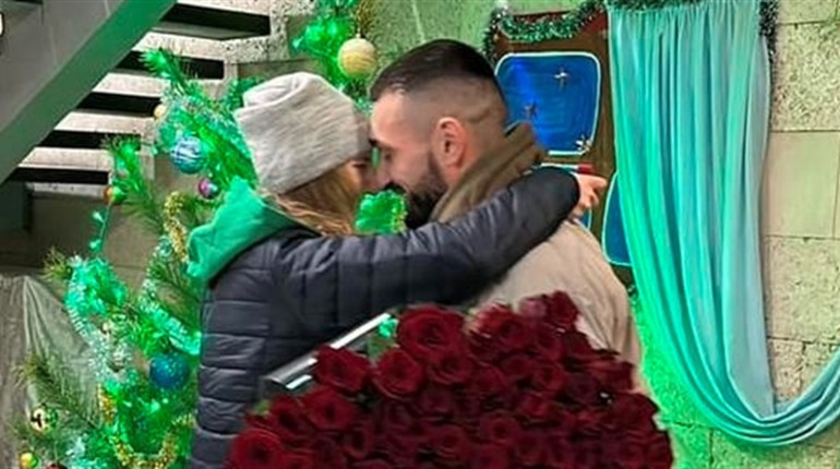 Дівчині-морпіху Галині Федишин, яку вчора звільнили з полону, коханий зробив пропозицію