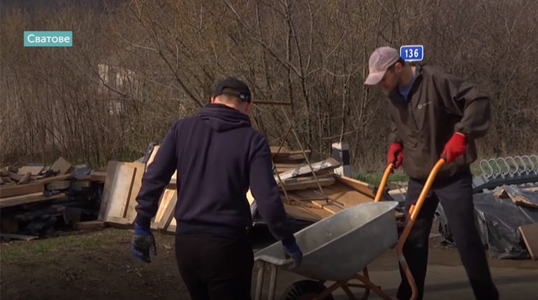 У Сватовому продовжують ремонтувати міст через Красну. Його ремонт почали у серпні 2018