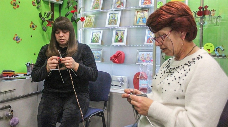 88 пар шкарпеток для воїнів вже сплетено. Щоб продовжити справу, городоччанкам потрібні матеріали