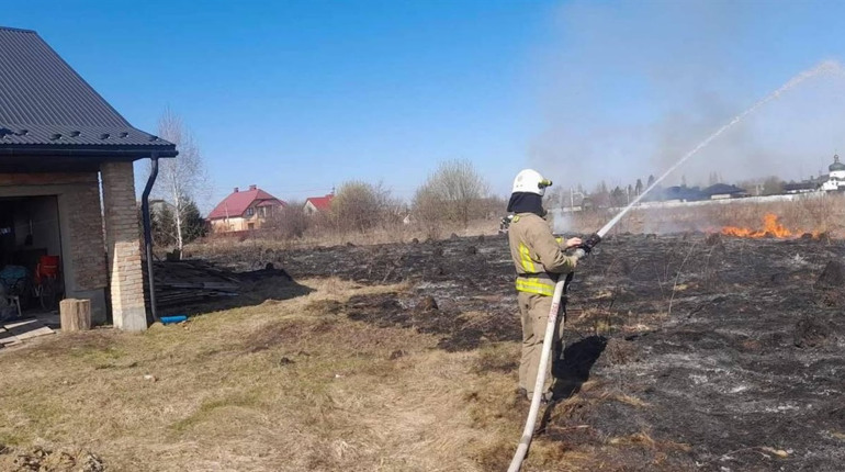 На Кременеччині через спалювання трави міг спалахнути будинок