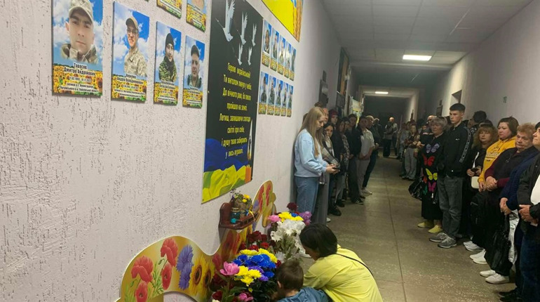 Меморіальна дошка героям: у Первомайському коледжі вшанували загиблих випускників