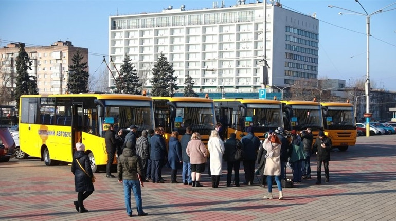 Громади отримали нові шкільні автобуси, а місцеве підприємство замовлення