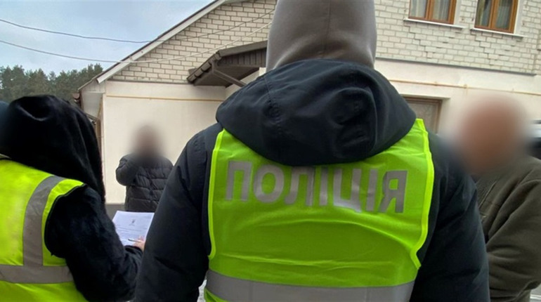 Крали брендовий одяг в магазинах: троє чоловіків з Житомирщини "працювали" у змові