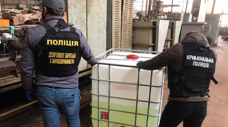 На Хмельниччині викрили злочинну групу, що діяла на оборонному підприємстві