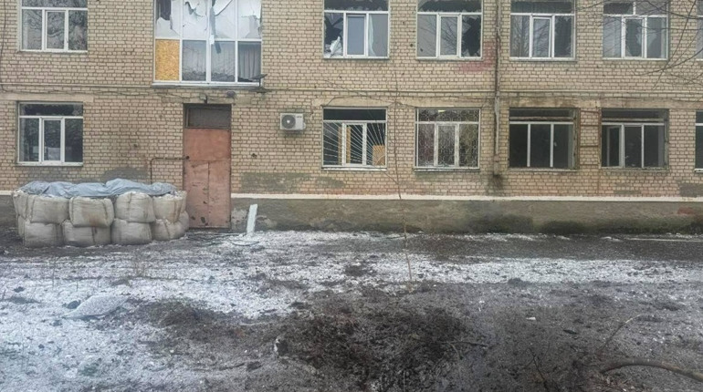На Херсонщині окупанти завдали ударів по будинках та автівках: двоє людей поранені