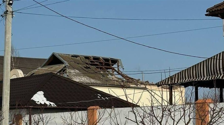 На Херсонщині окупанти завдали ударів по житлових будинках, адмінбудівлі та автівці
