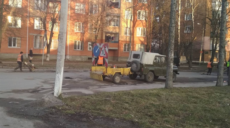 В Барі почали «латати» дороги 