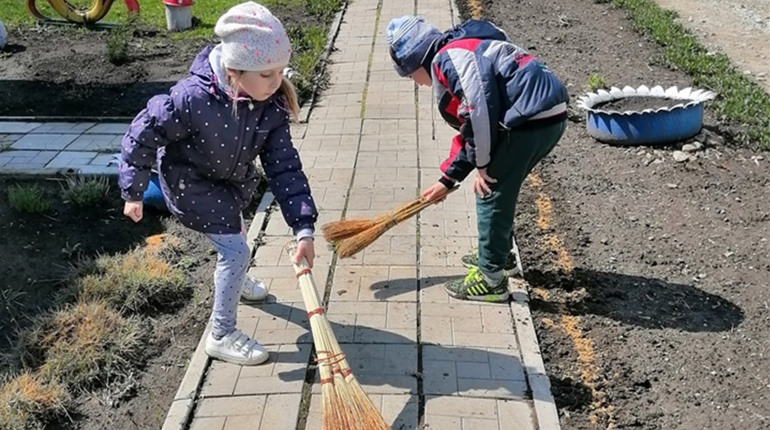 Вихованці і вихователі Лантратівського садочка власноруч озеленили довкілля