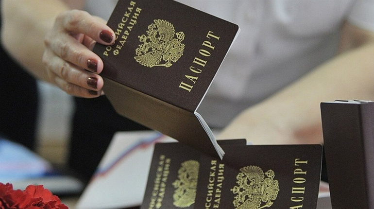 Оформлювала російські паспорти у Херсоні: підозрюється ексспівробітниця міграційної служби