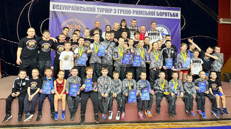 Залізний характер і «золотий врожай»: тріумф південноукраїнських борців на домашньому килимі