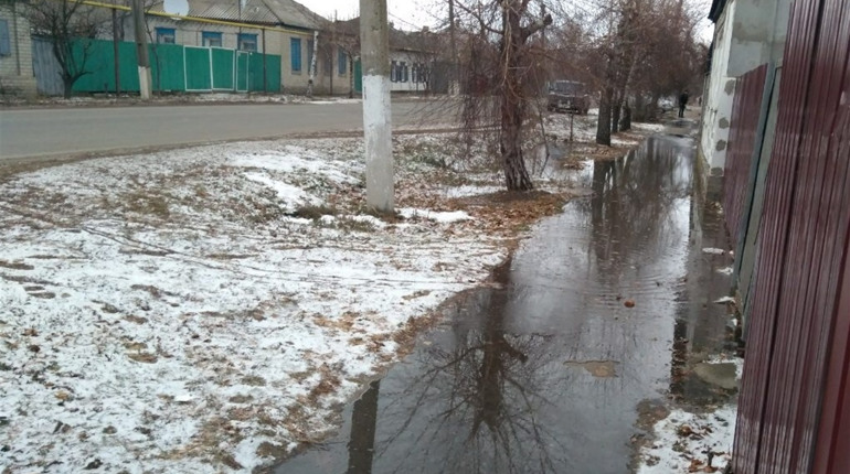 Порив водогону на Конституції у Сватовому і досі не ліквідували: частина міста без води