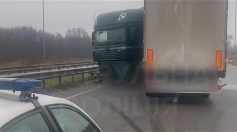 ДТП на трасі Київ-Чоп: рух частково обмежено через аварію за участю вантажівки