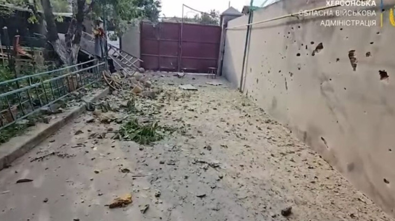 Зранку ворог ударив по Херсону: є постраждалі і пошкодження (відео)