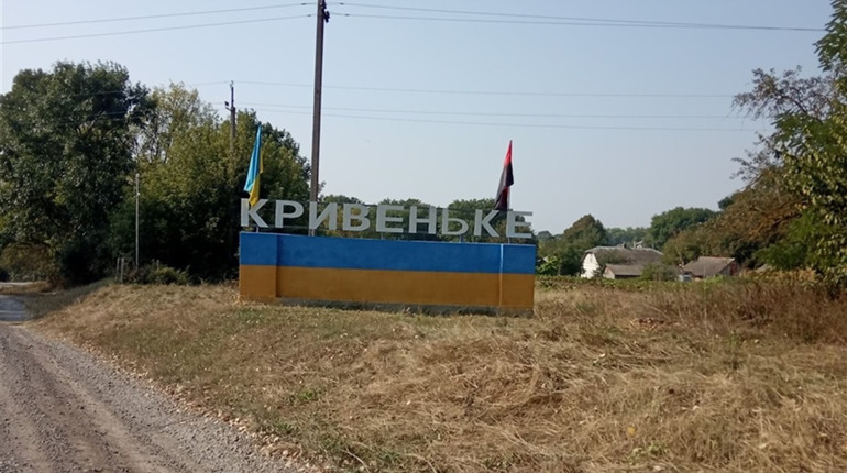 Як молодь у Кривенькому та Василькові за кошти селян самотужки вказівні знаки спорудила