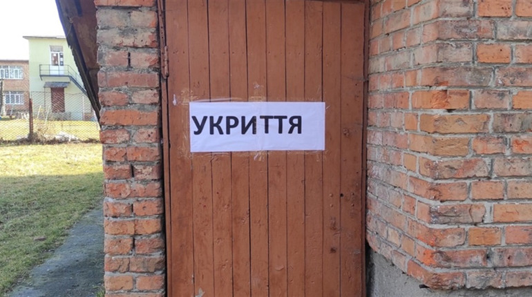 Невідомі вандали завдають шкоди укриттям